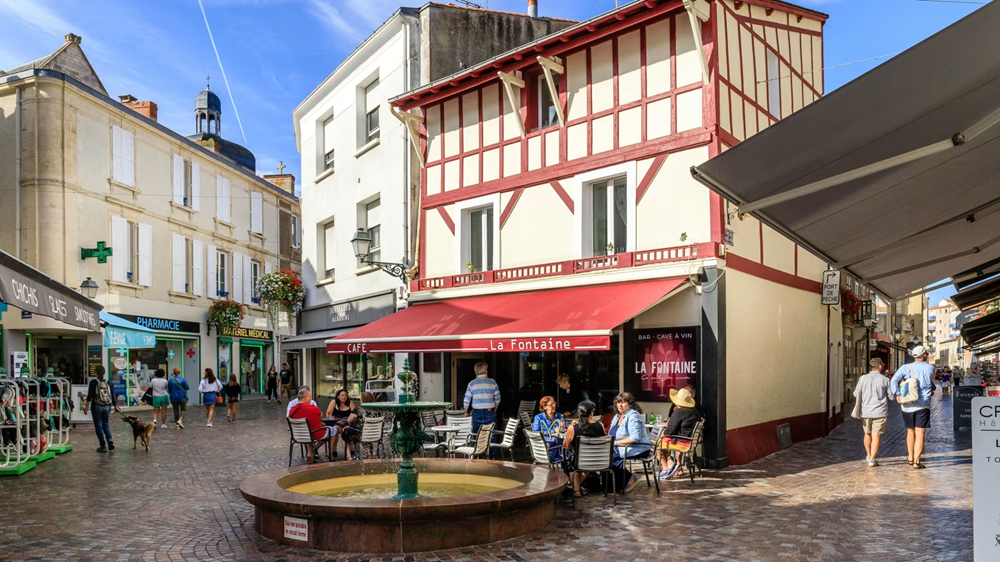 Một góc phố ở Les Sables d’Olonne, một thị trấn nghỉ mát ven bờ biển Đại TâyDương tại Pháp. Ảnh: Alamy.