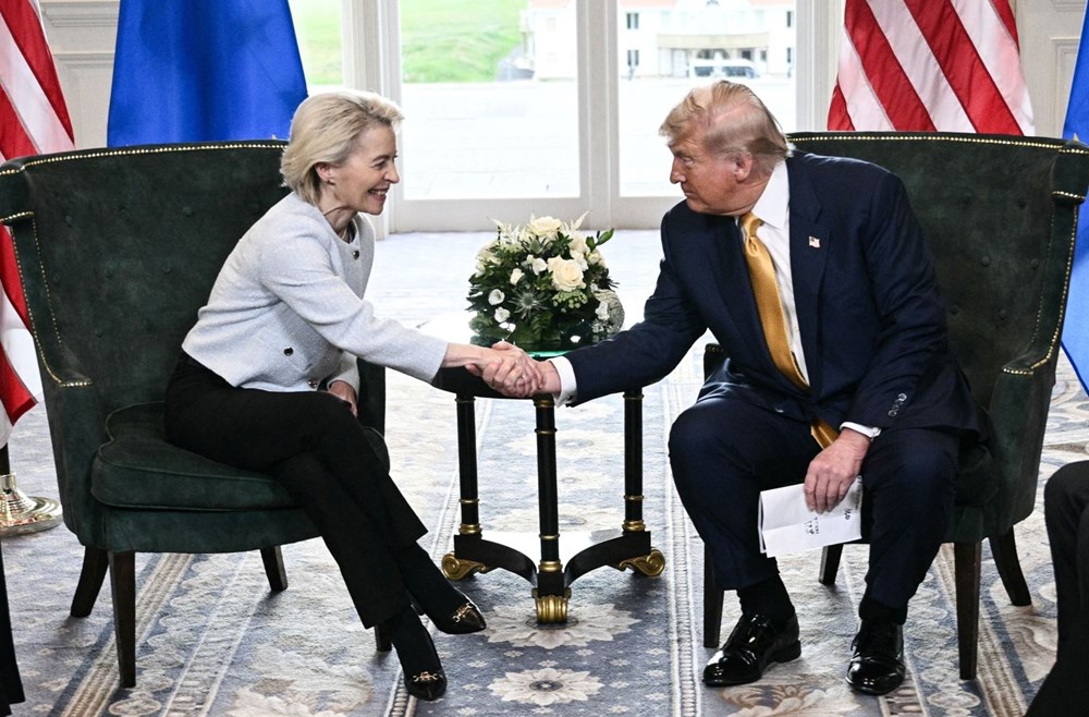 EU đã từ bỏ nỗ lực tránh thuế quan hoàn toàn và thay vào đó tìm kiếm thỏa thuậntốt nhất mà họ có thể đạt được với Mỹ (Trong ảnh: Tổng thống Mỹ Donald Trump,phải, tại cuộc gặp Chủ tịch Ủy ban châu Âu Ursula von der Leyen ở khu nghỉ dưỡngở Turnberry, Scotland, ngày 27.7.2025). Ảnh: REUTERS/TTXVN