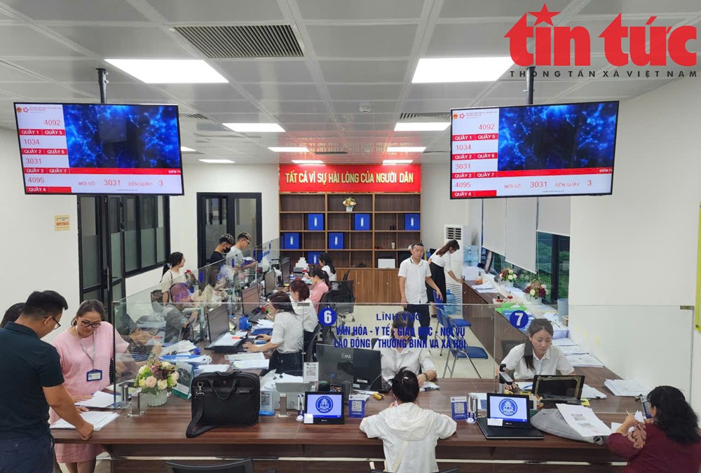 Người dân đến làm thủ tục tại Trung tâm Phục vụ hành chính công trên địa bànphường Đống Đa.