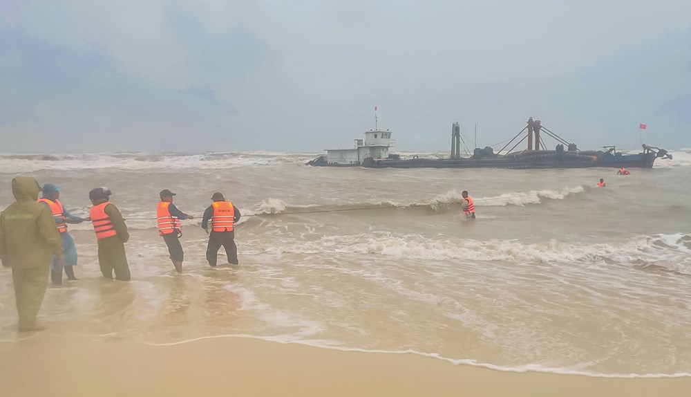 Quảng Trị: 6 thuyền viên thoát nạn sau khi bị lật tàu trên biển