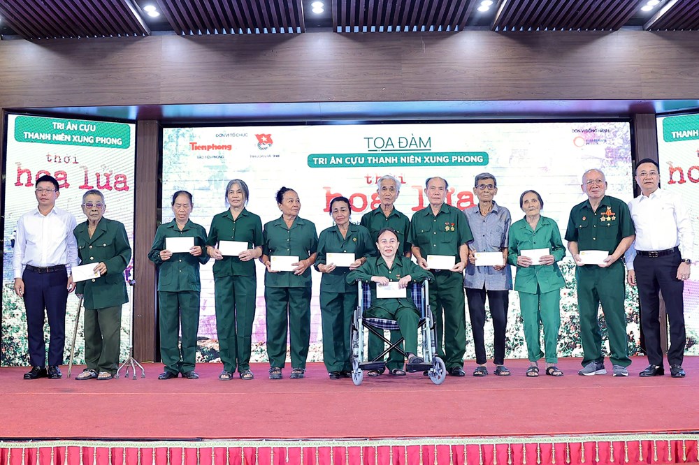 Những giọt nước mắt không khô trong cuộc hội ngộ “thời hoa lửa” - ảnh 4