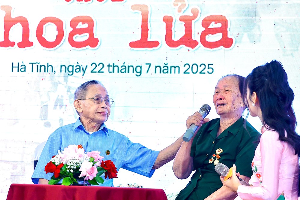 Những giọt nước mắt không khô trong cuộc hội ngộ “thời hoa lửa” - ảnh 3