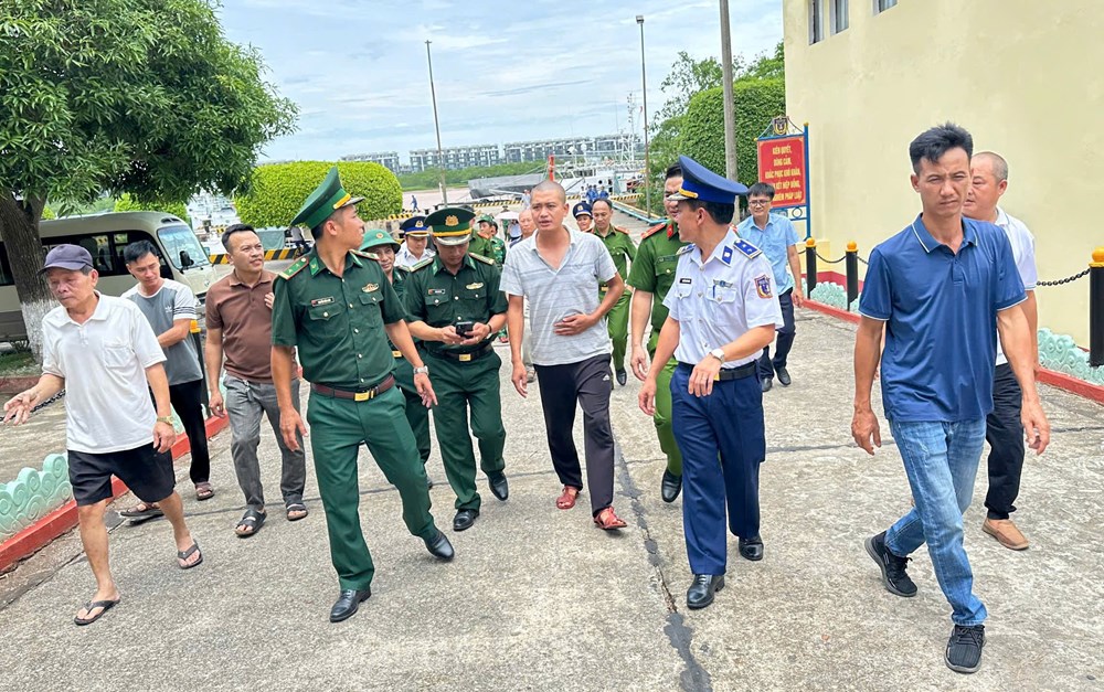 Bé gái 6 tuổi oà khóc gặp mẹ sau 13 giờ lênh đênh trên biển - ảnh 3