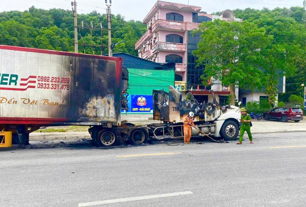 Xe container cháy rụi phần đầu, quốc lộ 1 rực lửa trong đêm - ảnh 3