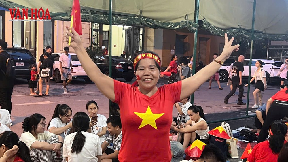 Người phụ nữ đùm cơm nắm, đi xe máy 100km xem tổng duyệt - ảnh 1