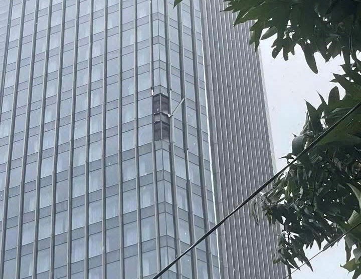Kính toà nhà cao tầng rơi vỡ, nhiều ô tô hư hỏng - ảnh 1