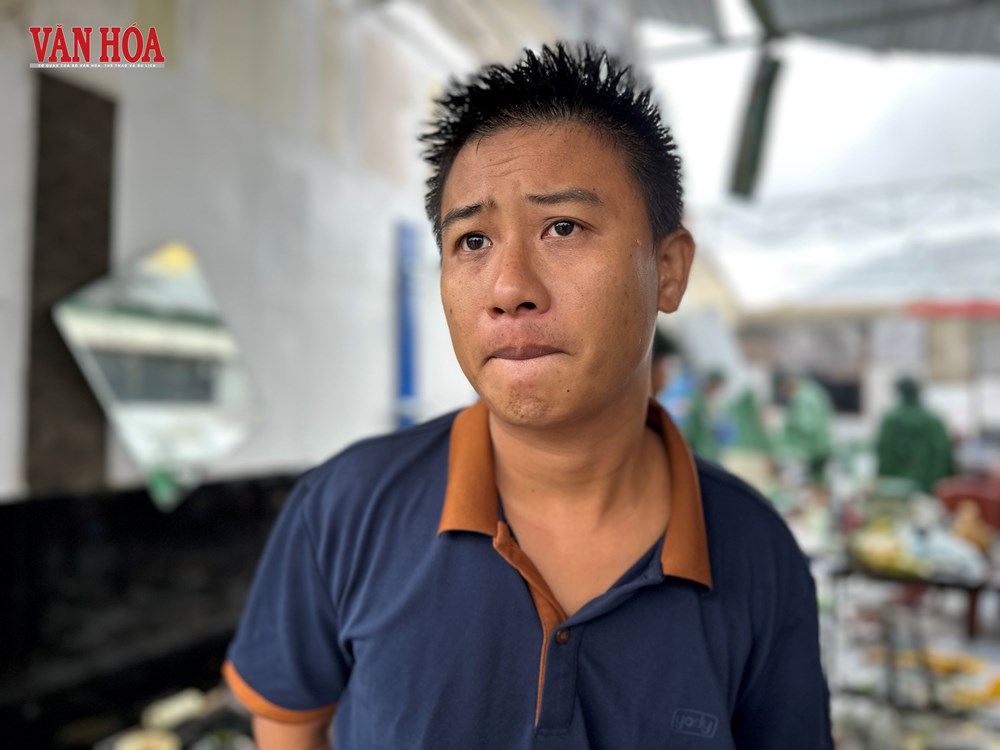 Người đàn ông cầm sổ ghi nợ bật khóc trước cửa hàng bị bão đánh tan  - ảnh 3