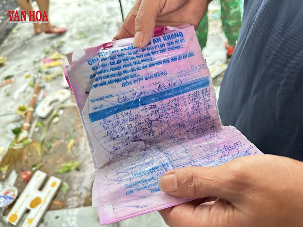 Người đàn ông cầm sổ ghi nợ bật khóc trước cửa hàng bị bão đánh tan  - ảnh 4