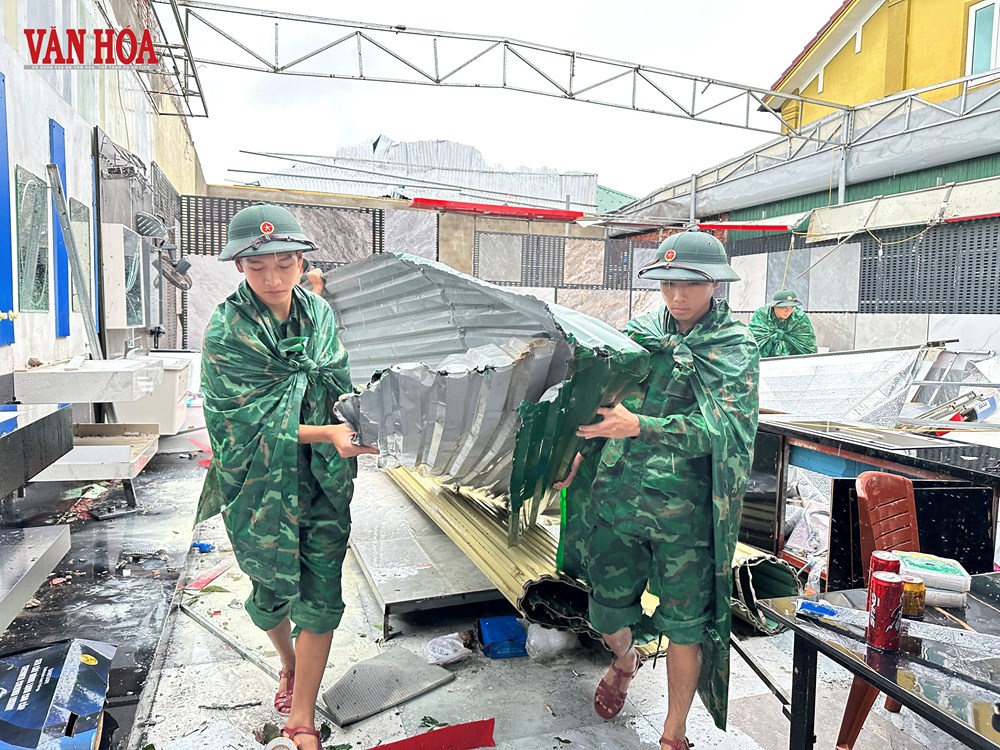 Người đàn ông cầm sổ ghi nợ bật khóc trước cửa hàng bị bão đánh tan  - ảnh 6