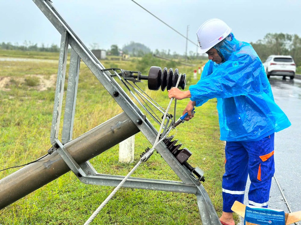 Điện lực Hà Tĩnh tập trung khôi phục hoàn toàn lưới điện trước ngày 29.8 - ảnh 2