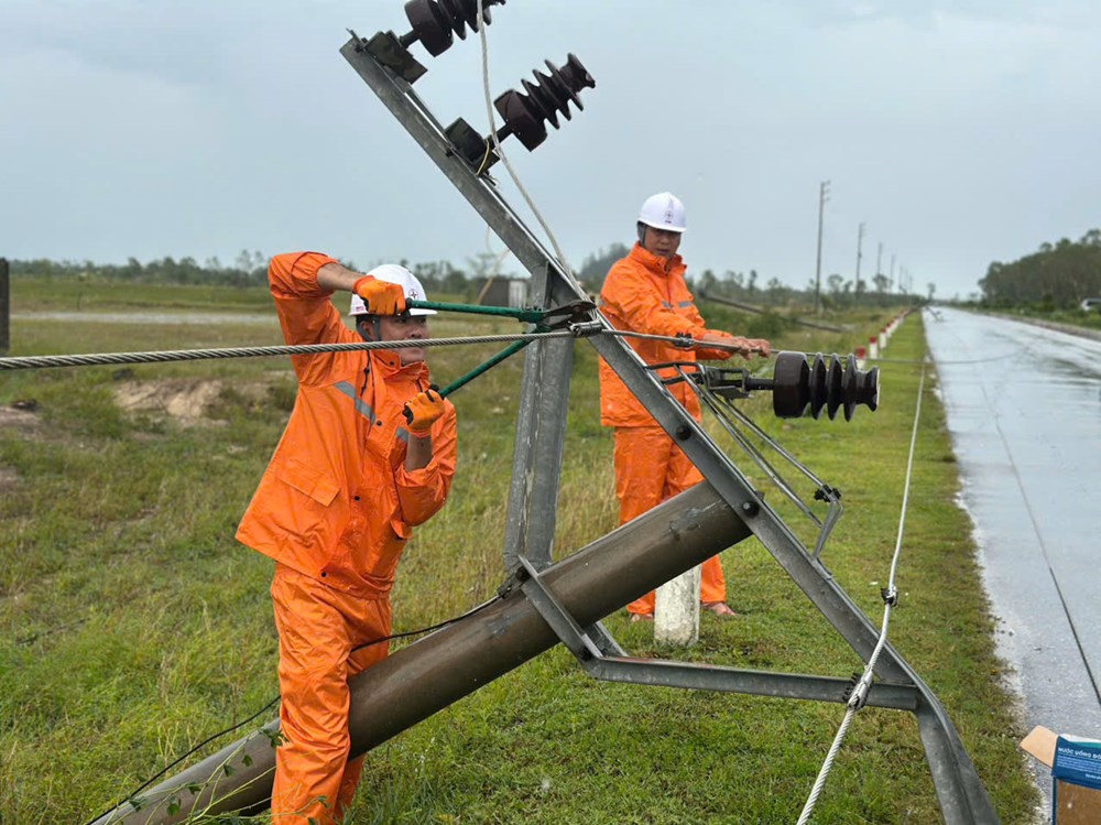 Điện lực Hà Tĩnh tập trung khôi phục hoàn toàn lưới điện trước ngày 29.8 - ảnh 1