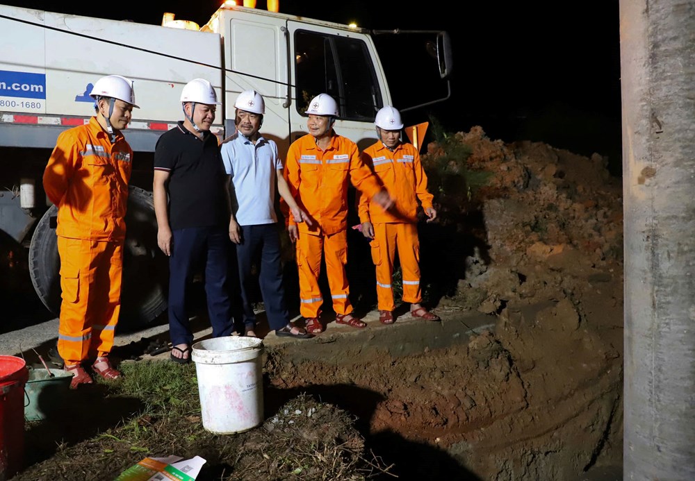 Điện lực Hà Tĩnh tập trung khôi phục hoàn toàn lưới điện trước ngày 29.8 - ảnh 4