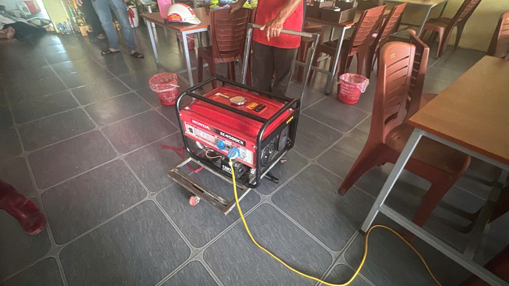 Lợp lại nhà sau bão, người đàn ông ngã tử vong - ảnh 3