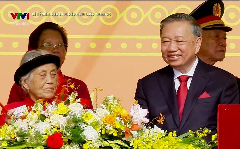 Người mẹ từ chợ quê ngồi cạnh Tổng Bí thư Tô Lâm trong Lễ diễu binh - ảnh 1