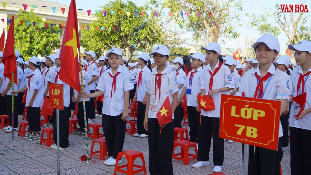 Lễ khai giảng đặc biệt tại ngôi trường vừa bị bão số 5 tàn phá - ảnh 10