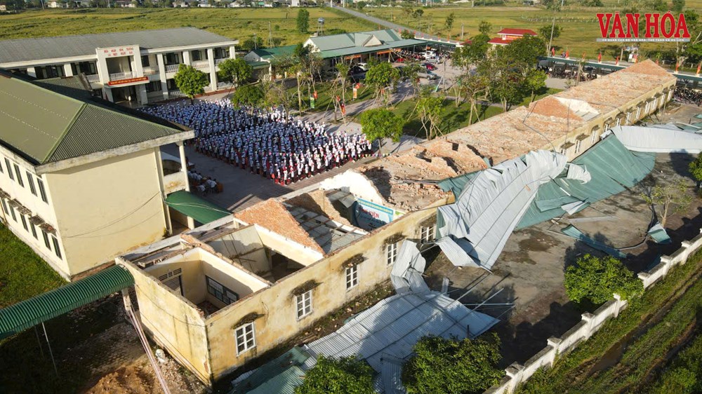 Lễ khai giảng đặc biệt tại ngôi trường vừa bị bão số 5 tàn phá - ảnh 1
