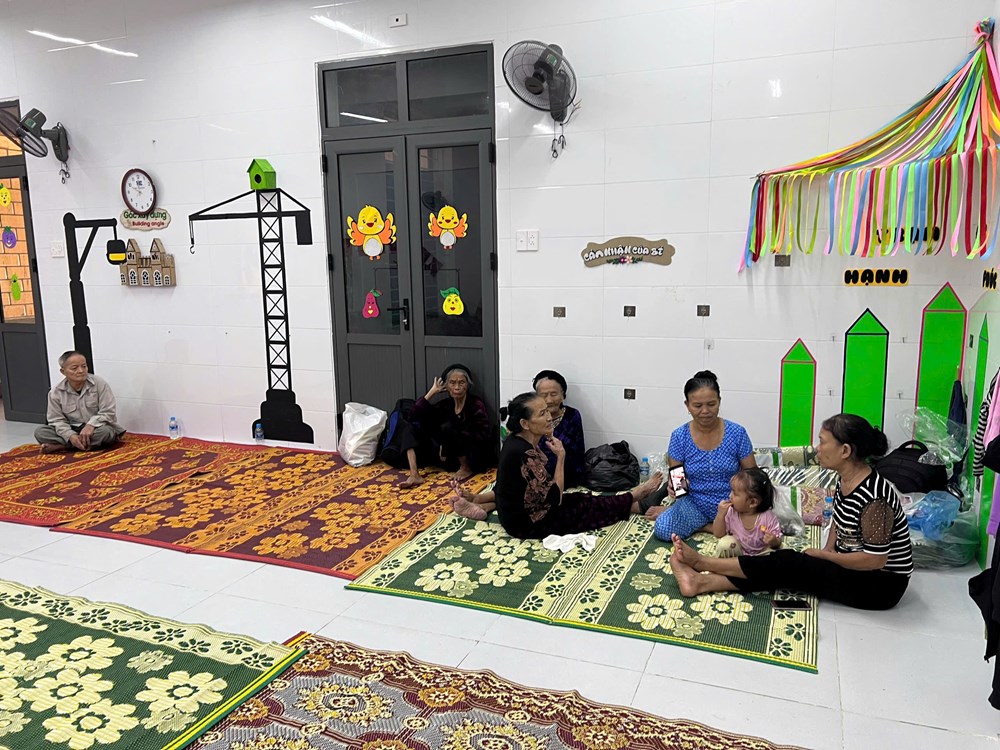 Đi thuyền tiếp cận “ốc đảo” Hồng Lam, sơ tán khẩn cấp 115 người - ảnh 7