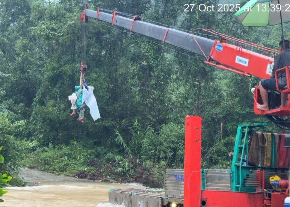 Dùng xe cẩu giải cứu 6 người mắc kẹt đường vào thủy điện Rào Trăng - ảnh 1