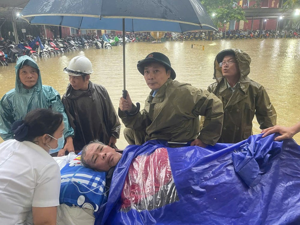 Nước lũ bao vây nhiều bệnh viện ở Huế, khẩn cấp di dời bệnh nhân - ảnh 2