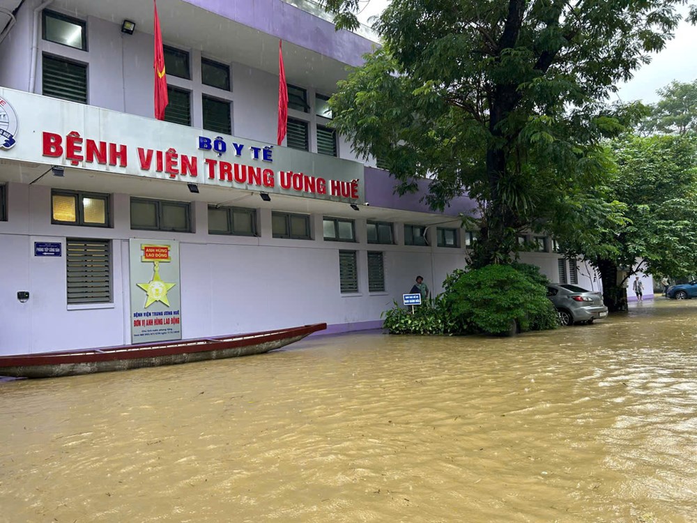Nước lũ bao vây nhiều bệnh viện ở Huế, khẩn cấp di dời bệnh nhân - ảnh 3