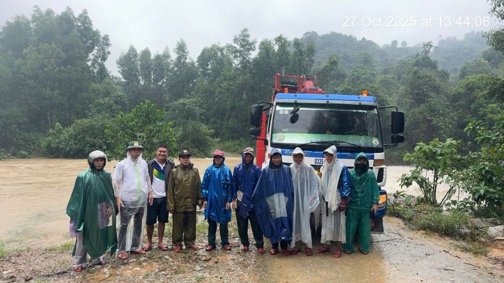 Dùng xe cẩu giải cứu 6 người mắc kẹt đường vào thủy điện Rào Trăng - ảnh 3