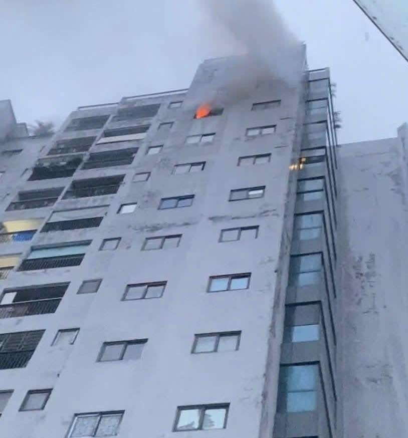 Cháy chung cư Winhouse Hàm Nghi, cư dân hoảng loạn tháo chạy - ảnh 1