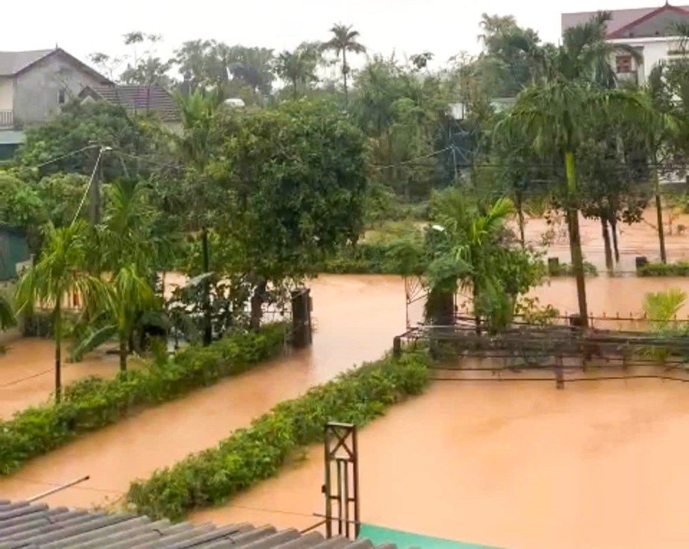 Hà Tĩnh: Gần 3.000 hộ ở Cẩm Duệ ngập sâu, nước lũ dâng gần 2m - ảnh 3