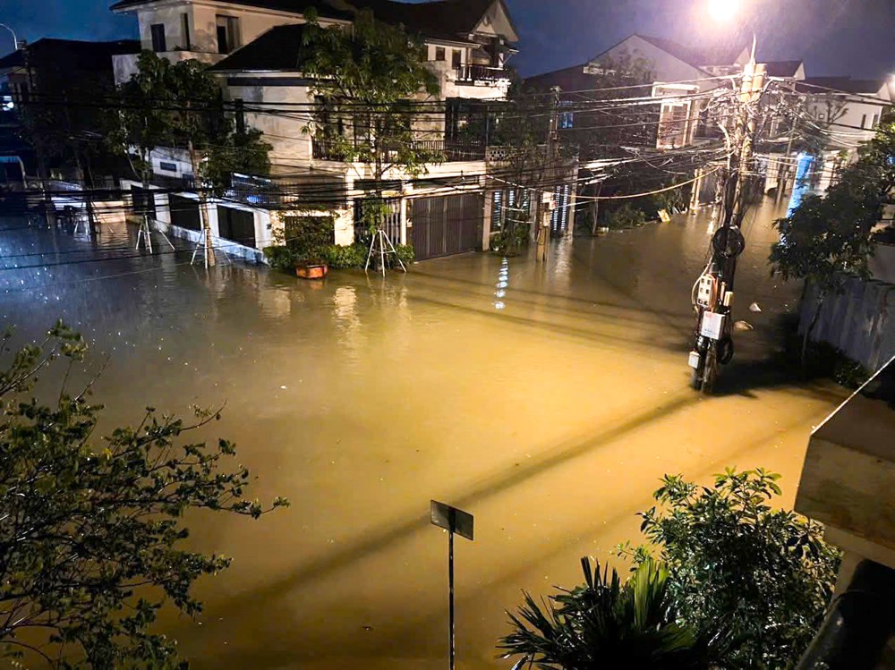 Hà Tĩnh: Gần 3.000 hộ ở Cẩm Duệ ngập sâu, nước lũ dâng gần 2m - ảnh 2