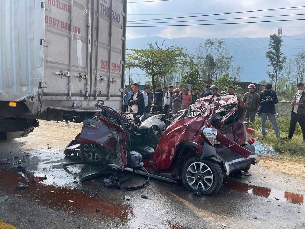 Hiện trường tai nạn ô tô bẹp dúm dưới gầm xe tải, 3 người nhập viện - ảnh 3