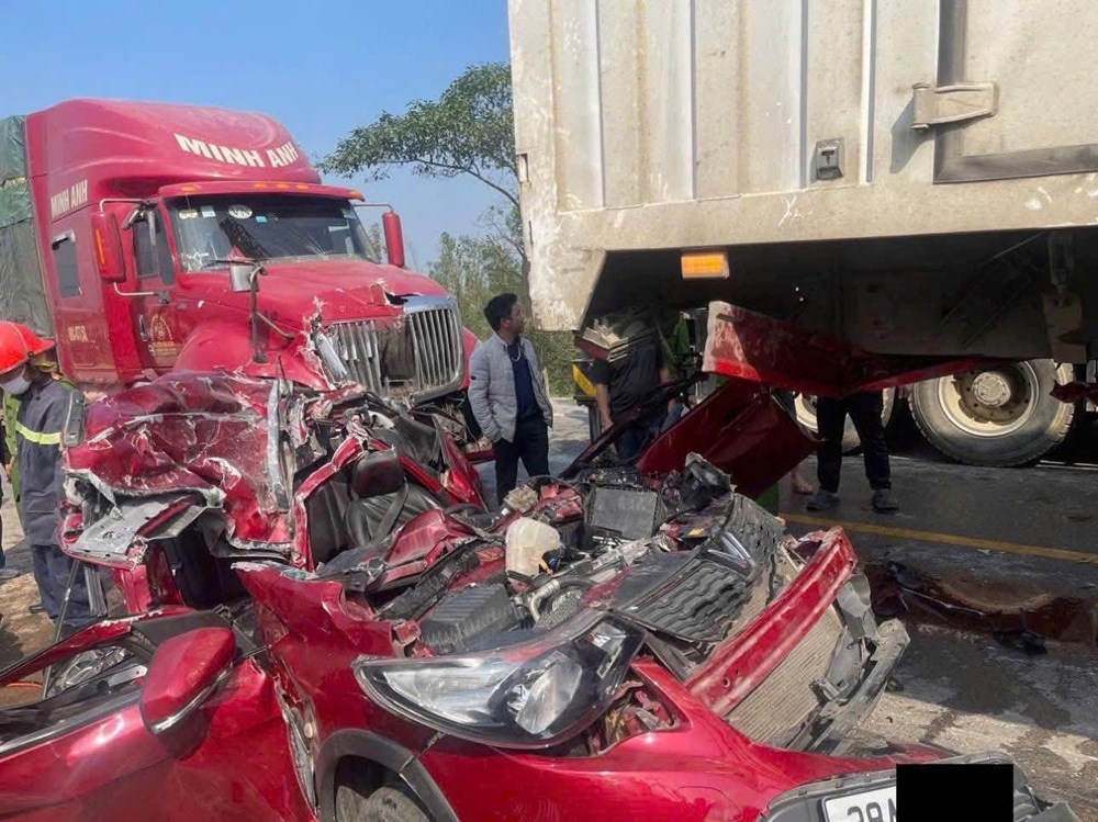 Hiện trường tai nạn ô tô bẹp dúm dưới gầm xe tải, 3 người nhập viện - ảnh 2