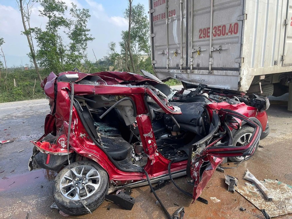 Hiện trường tai nạn ô tô bẹp dúm dưới gầm xe tải, 3 người nhập viện - ảnh 4