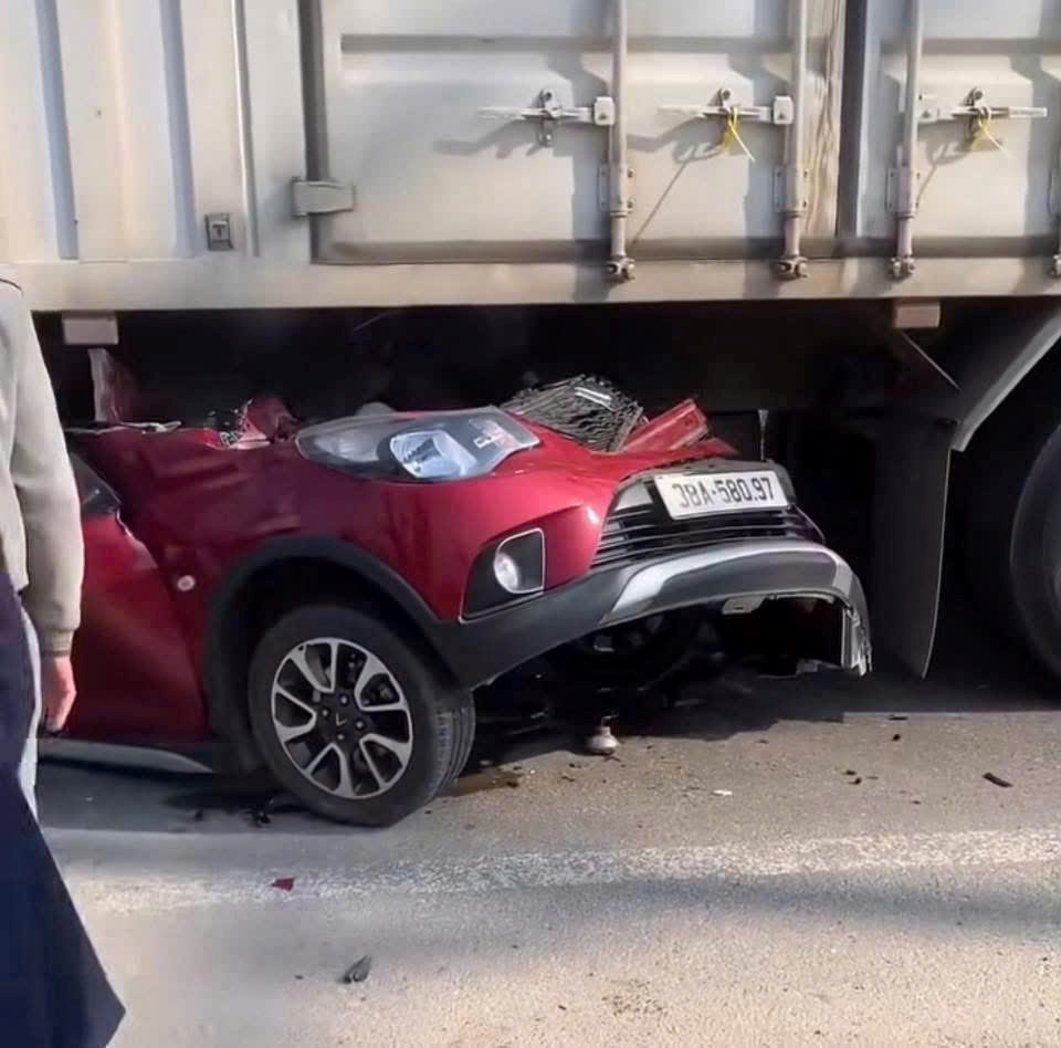 Hiện trường tai nạn ô tô bẹp dúm dưới gầm xe tải, 3 người nhập viện - ảnh 1