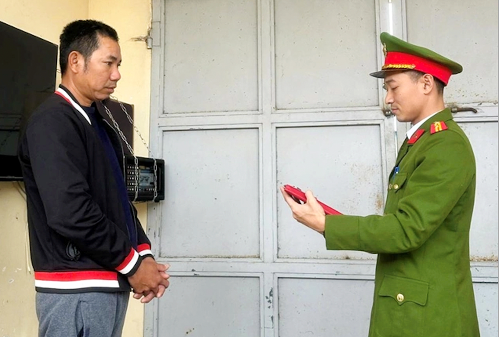 Làm sổ đỏ giả để chiếm đoạt tiền mua đất - ảnh 1