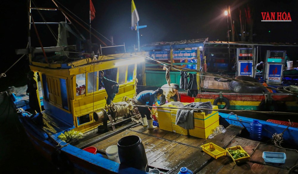 Nhộn nhịp chợ cá rạng sáng tại cảng Cửa Sót  - ảnh 1