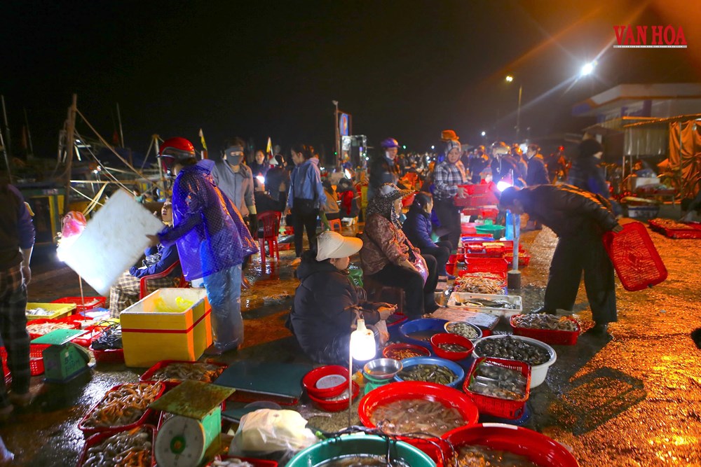 Nhộn nhịp chợ cá rạng sáng tại cảng Cửa Sót  - ảnh 4