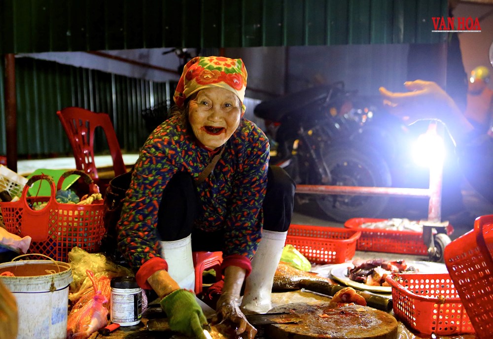 Nhộn nhịp chợ cá rạng sáng tại cảng Cửa Sót  - ảnh 7