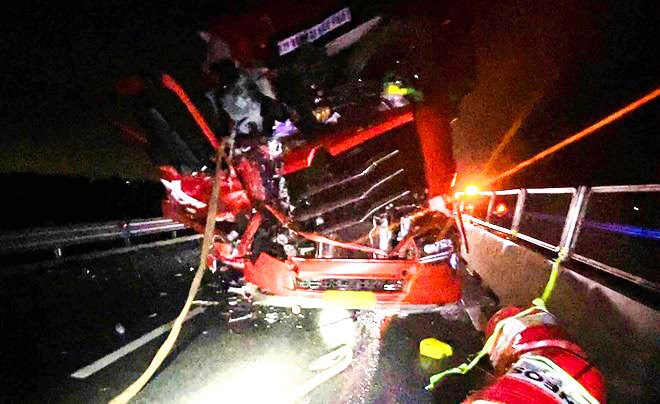 Mưa lớn, 4 ô tô tông nhau trên cao tốc - ảnh 1