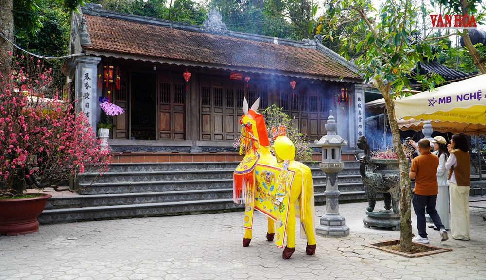 Chuyện ít biết về tục cúng tiến ngựa giấy tại đền Chợ Củi - ảnh 6