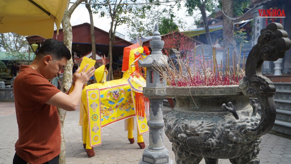 Chuyện ít biết về tục cúng tiến ngựa giấy tại đền Chợ Củi - ảnh 8