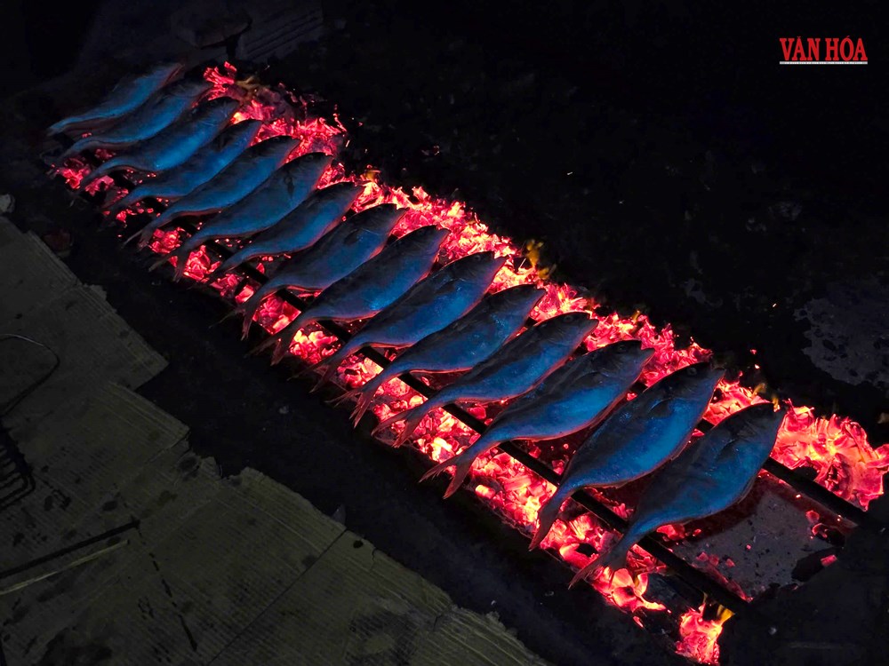 Những người phụ nữ giữ hồn đặc sản cá nướng vùng biển Hà Tĩnh - ảnh 2