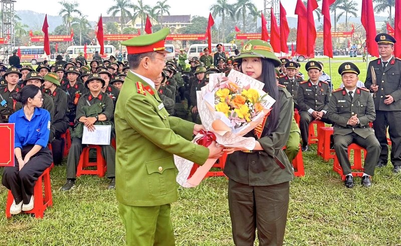 Gần 1.700 tân binh Hà Tĩnh lên đường nhập ngũ - ảnh 2