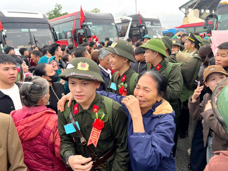 Gần 1.700 tân binh Hà Tĩnh lên đường nhập ngũ - ảnh 3