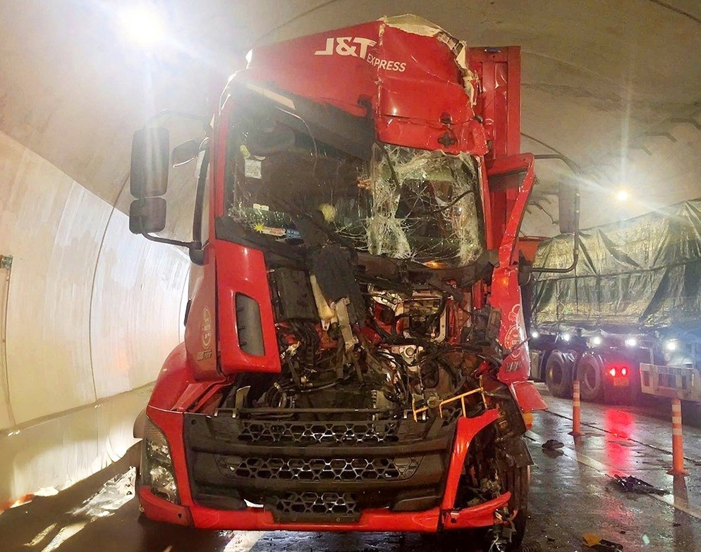 Tai nạn liên hoàn, tắc nghẽn nhiều giờ trong hầm Đèo Bụt - ảnh 2