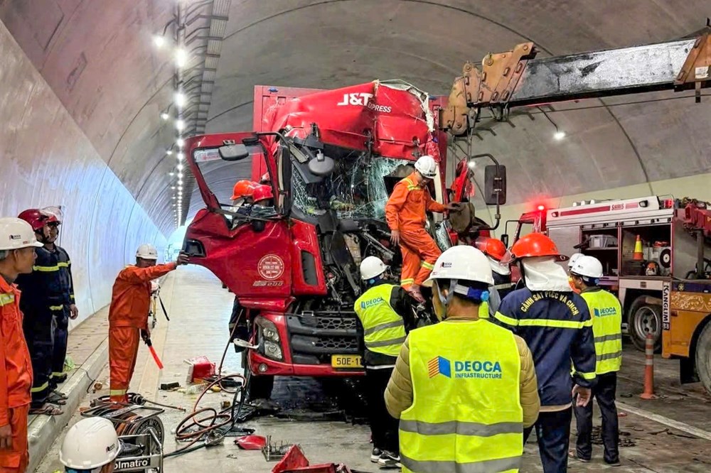 Tai nạn liên hoàn, tắc nghẽn nhiều giờ trong hầm Đèo Bụt - ảnh 1