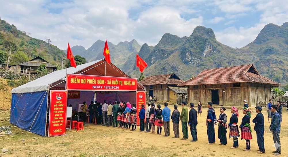 Rộn ràng không khí bầu cử từ miền núi đến vùng biển Bắc miền Trung - ảnh 4