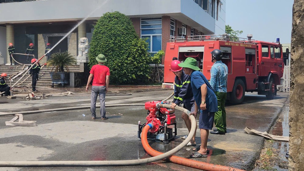 Hà Tĩnh: Cháy lớn tại công ty gỗ giữa trưa  - ảnh 2