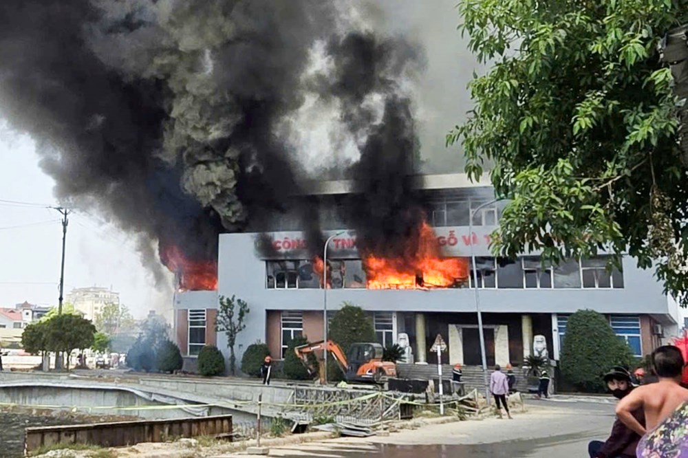 Hà Tĩnh: Cháy lớn tại công ty gỗ giữa trưa  - ảnh 1