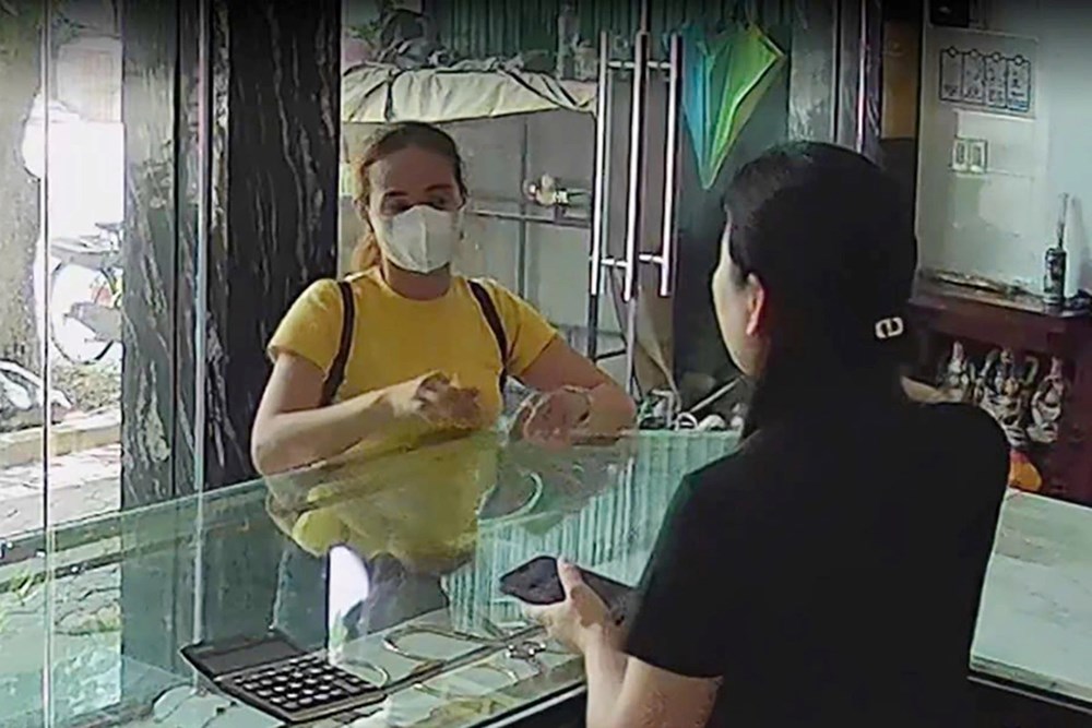 8 giờ đồng hồ truy bắt đôi nam nữ cướp tiệm vàng - ảnh 1
