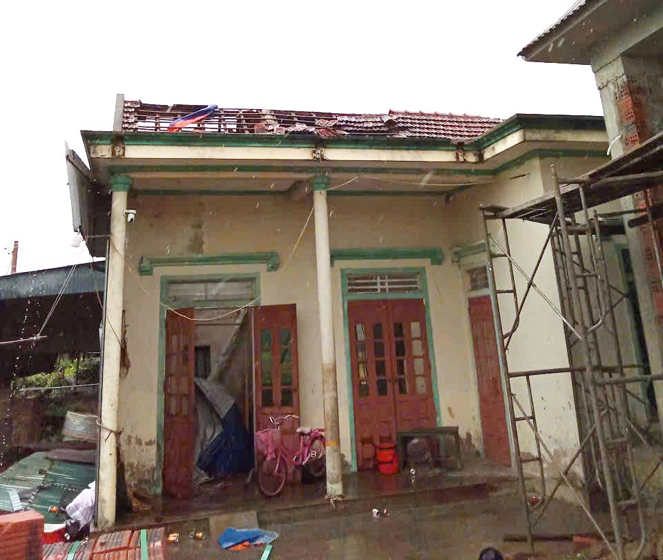 Mưa đá, dông lốc tốc mái nhiều nhà tại Hà Tĩnh - ảnh 1
