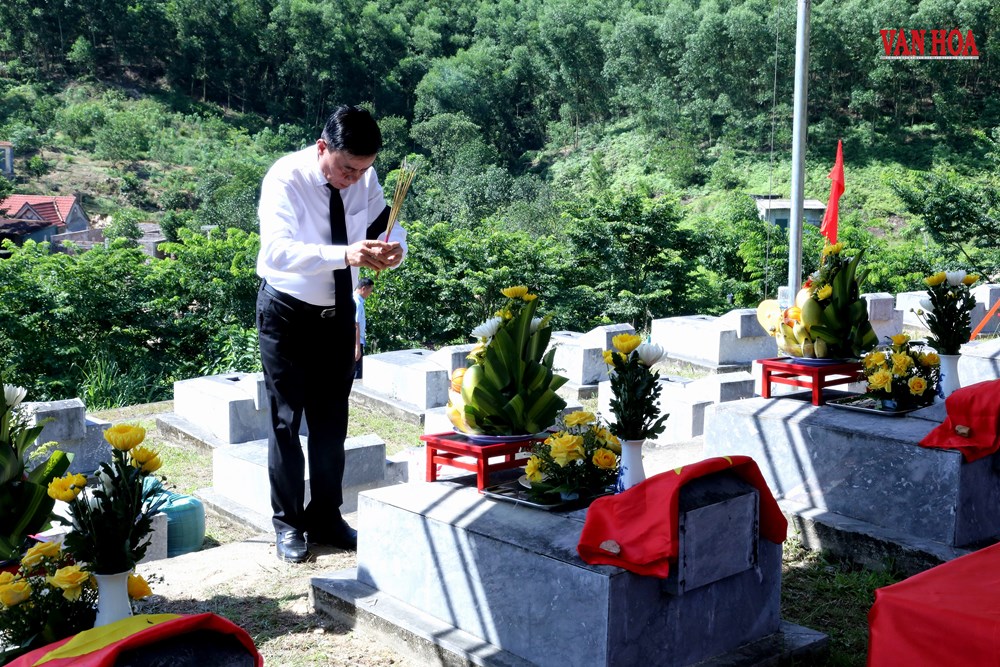 Thường trực Ban Bí thư Trần Cẩm Tú dự lễ truy điệu, an táng liệt sĩ tại Hà Tĩnh - ảnh 6